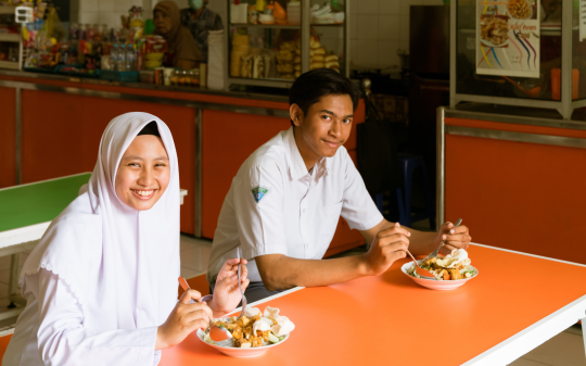 Two adolescents eating lunch